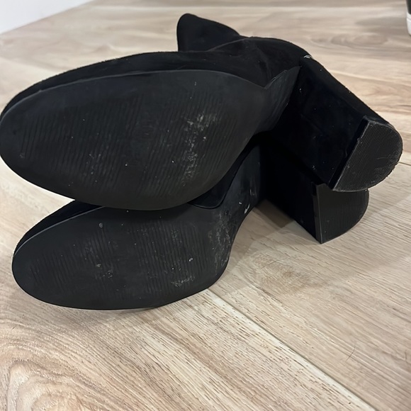 The Wishbone Collection Gemma Stretch Suede Black Heeled Bootie size 8M - Picture 3 of 5
